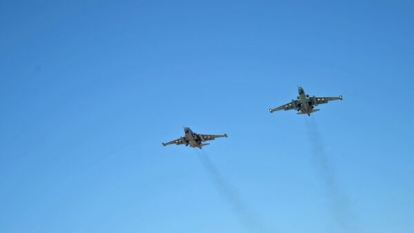 Aviões de assalto russos Su-25 no céu da Síria, base aérea de Hmeymim, Síria - Sputnik Brasil