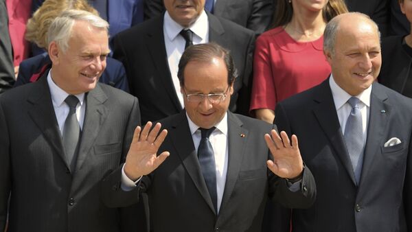 Presidente francês Francois Hollande (centro), com o então primeiro-ministro Jean-Marc Ayrault (esquerda), que atualmente ocupa o cargo do ex-ministro das Relações Exteriores Laurent Fabius (direita) - Sputnik Brasil