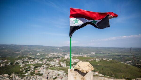 Syrian state flag fluttering above the Krak des Chevaliers castle in Syria - Sputnik Brasil