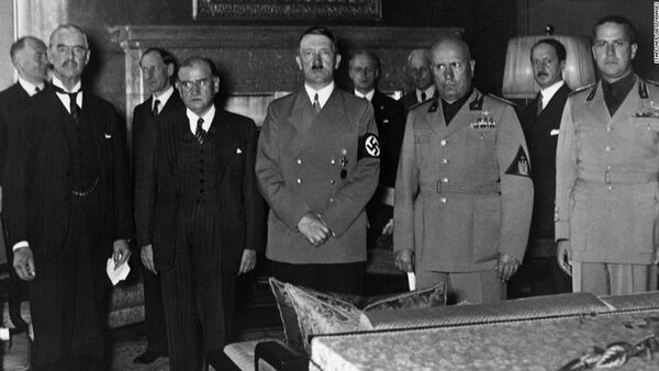 Hitler, Mussolini, Chamberlain e Daladier na assinatura do acordo de Mônaco. - Sputnik Brasil