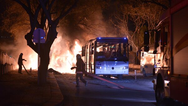 Firefighters try to extinguish flames following an explosion after an attack targeted a convoy of military service vehicles in Ankara - Sputnik Brasil