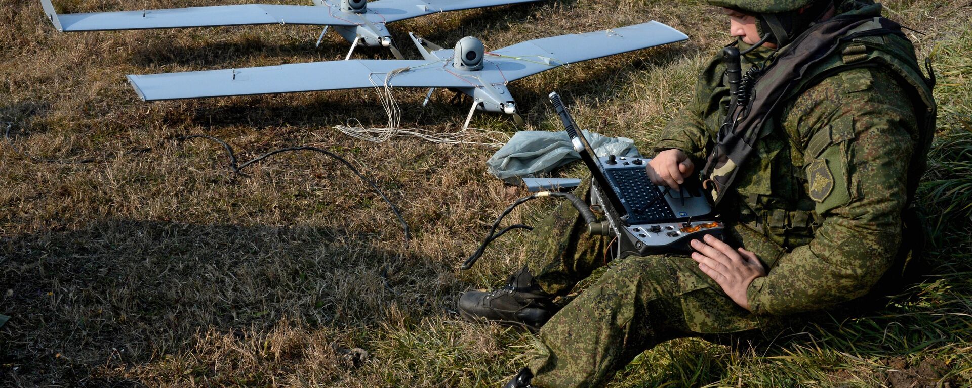 Militares russos preparam drones pequenos Zastava para realizar missões dutante exercícios militares na região de Primorie, Rússia - Sputnik Brasil, 1920, 06.05.2022