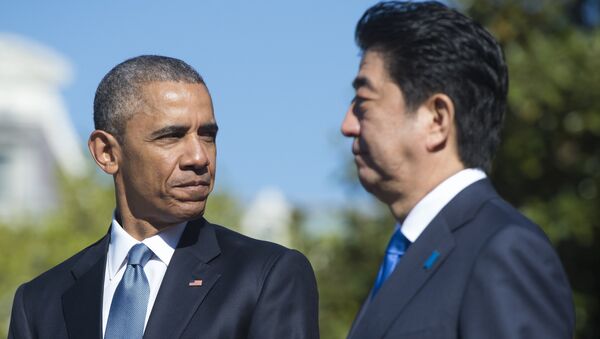 Presidente norte-americano, Barack Obama, e o primeiro-ministro japonês, Shinzo Abe, durante a cerimônia de bem-vindo, Casa Branca, Washington, EUA, 28 de abril de 2015 - Sputnik Brasil