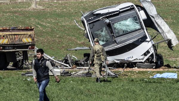 Local de explosão de um comboio militar em Diyanbakyr, no sudeste da Turquia, 18 de fevereiro de 2016 - Sputnik Brasil