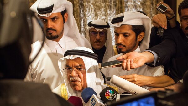 Ali al-Naimi, ministro do Petróleo e Recursos Minerais da Arábia Saudita, fala com jornalistas depois da conferência de 16 de fevereiro - Sputnik Brasil