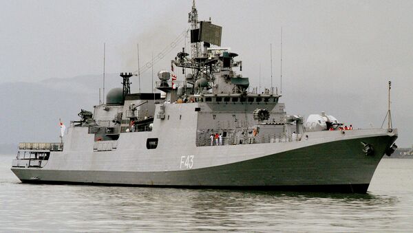 Navio militar indiano INS Trishul passa em Mumbai, Índia - Sputnik Brasil