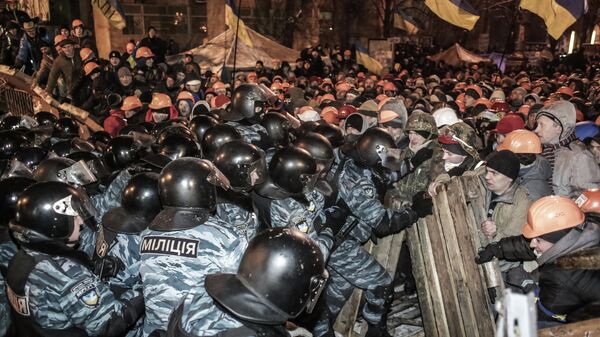 Confrontos entre policiais e manifestantes pró-europeus no Maidan em Kiev, na Ucrânia - Sputnik Brasil