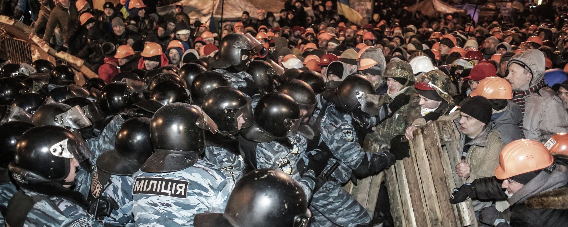 Confrontos entre policiais e manifestantes pró-europeus no Maidan em Kiev, na Ucrânia - Sputnik Brasil, 1920, 25.08.2023