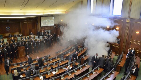 Opposition politicians release tear gas in parliament to obstruct a session in Pristina, Kosovo February 19, 2016 - Sputnik Brasil