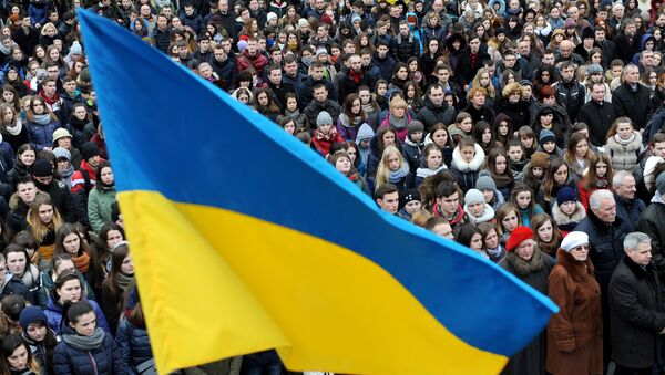 Bandeira ucraniana durante comício em Lvov (Noroeste do país) em 19 de fevereiro de 2016, dois anos depois do início do golpe de Estado - Sputnik Brasil