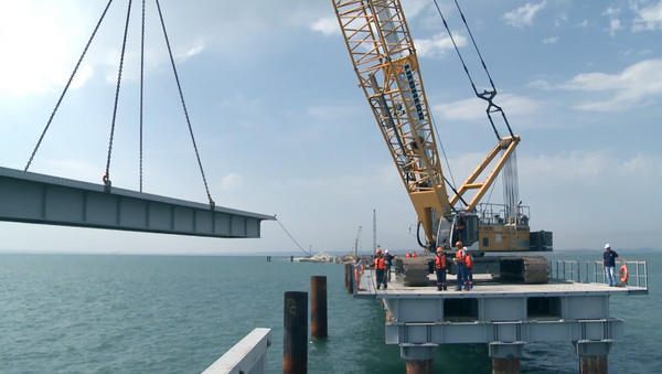 La construcción de un puente sobre el estrecho de Kerch - Sputnik Brasil