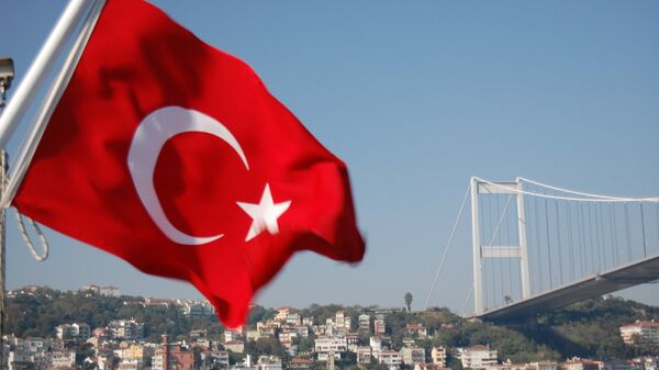 Bandeira turca no Estreito de Bósforo - Sputnik Brasil