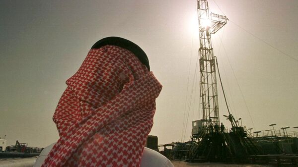 Khaled al Otaiby, funcionário da petrolífera saudita Aramco, acompanha os trabalhos no campo de al-Howta  - Sputnik Brasil