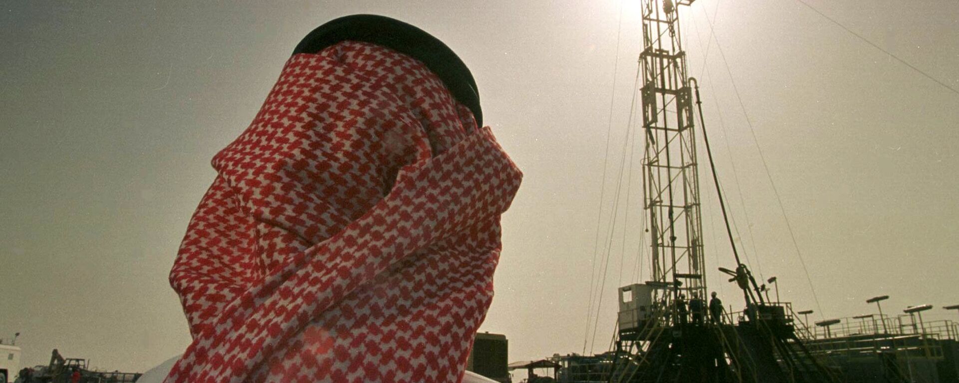 Khaled al Otaiby, funcionário da petrolífera saudita Aramco, acompanha os trabalhos no campo de al-Howta  - Sputnik Brasil, 1920, 08.10.2022