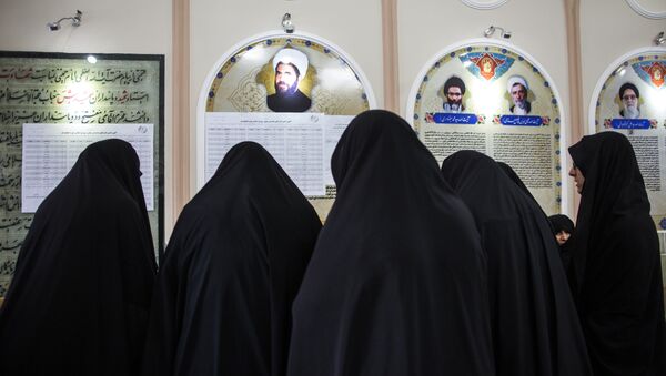 Mulheres participam das eleições parlamentares na cidade de Qom, Irã, 26 de fevereiro de 2016 - Sputnik Brasil