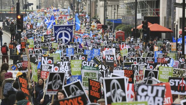 Manifestantes participam de um protesto contra o sistema de mísseis nucleares Trident em Londres, 27 de fevereiro de 2016. - Sputnik Brasil
