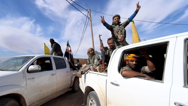 Syria Democratic Forces and Free Syrian Army fighters gesture on the back of pick-up trucks in a village on the outskirts of al-Shadadi town, Hasaka countryside, Syria - Sputnik Brasil