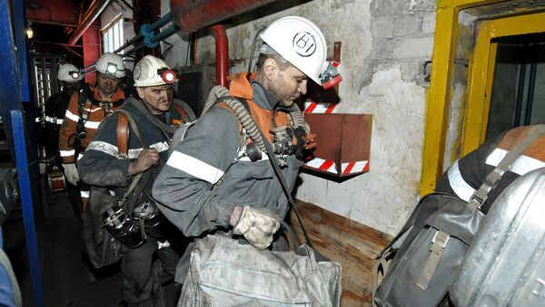 Os serviços de emergência depois do desmoronamento na mina de Severnaya, fevereiro,25, 2016 - Sputnik Brasil