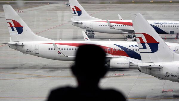 A man views a fleet of Malaysia Airline planes on the tarmac of the Kuala Lumpur International Airport, in Malaysia - Sputnik Brasil