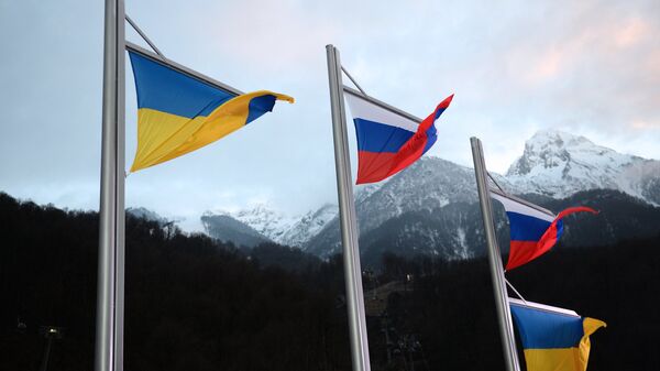 Bandeiras da Rússia e da Ucrânia - Sputnik Brasil