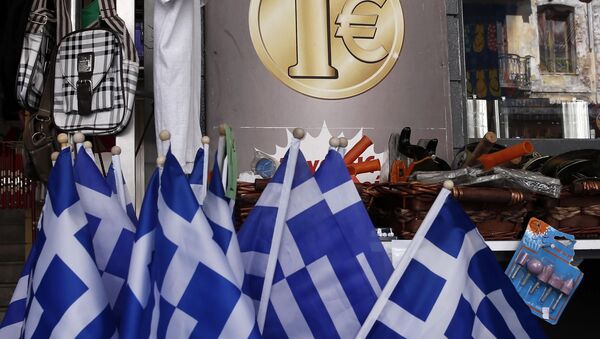 Bandeiras da Grécia e símbolo do euro. - Sputnik Brasil
