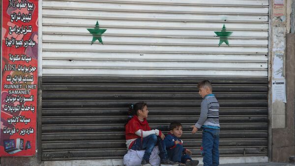 Crianças em uma das ruas de Damasco no primeiro dia de trégua, Síria, 27 de fevereiro de 2016 - Sputnik Brasil