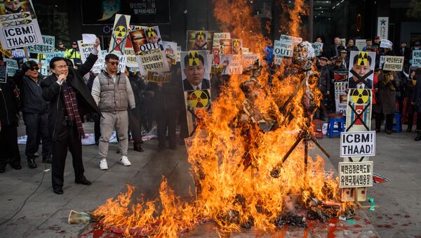 Ativistas sul-coreanos queimam cartazes com retratos do líder da Coreia do Norte, Kim Jong-un, Seul, Coreia do Sul, 11 de fevereiro de 2016 - Sputnik Brasil