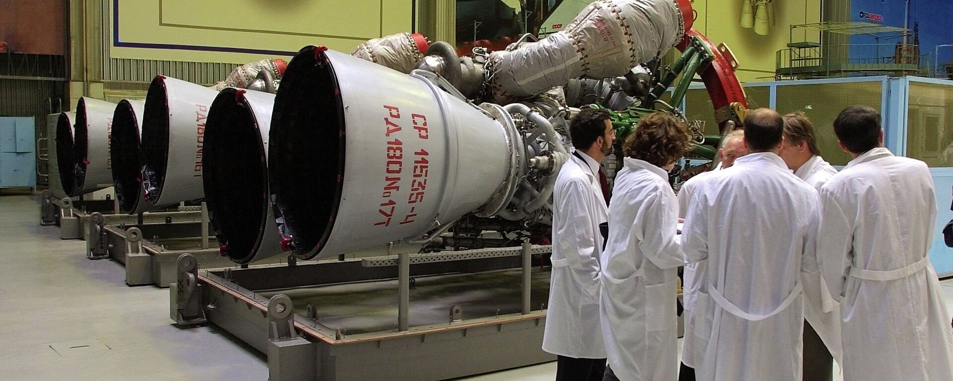 Funcionários da empresa russa Energomash junto a motores de foguete RD-180, preparados para ser transportados para os EUA, Moscou, Rússia - Sputnik Brasil, 1920, 03.03.2022