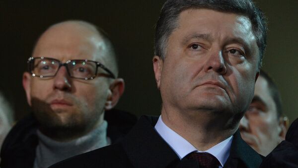 Primeiro-ministro da Ucrânia Arseny Yatsenyuk e presidente ucraniano Pyotr Poroshenko participam da cerimônia de comemoração dos trágicos eventos do Maidan, em  fevereiro de 2014. Kiev, Ucrânia, 21 de fevereiro de 2015 - Sputnik Brasil