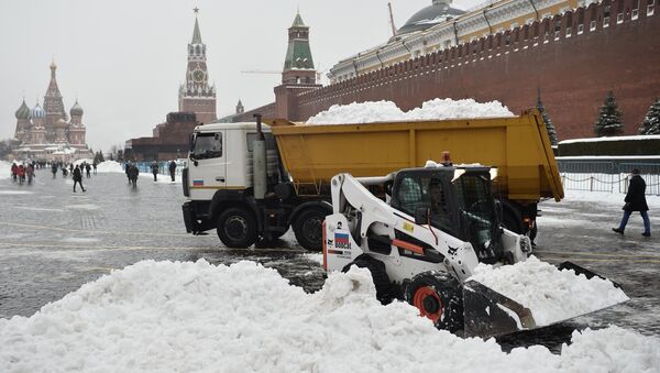 Montes de neve na Praça Vermelha, em Moscou, uma uma fortíssima nevasca atingir a cidade - Sputnik Brasil