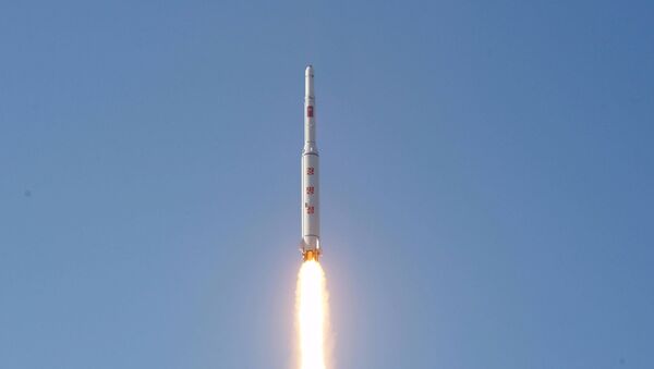 Míssil de longo alcance da Coreia do Norte portando o satélite Kwangmyong 4. 7 de fevereiro de 2016. - Sputnik Brasil
