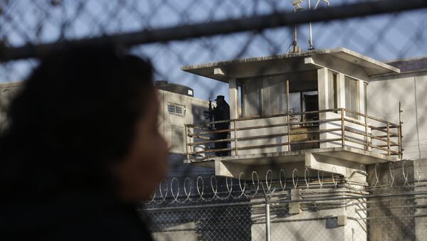An inmate's family member stands outside the Topo Chico prison as a prison officer stands guard on a watch tower in Monterrey, Mexico, February 11, 2016. - Sputnik Brasil