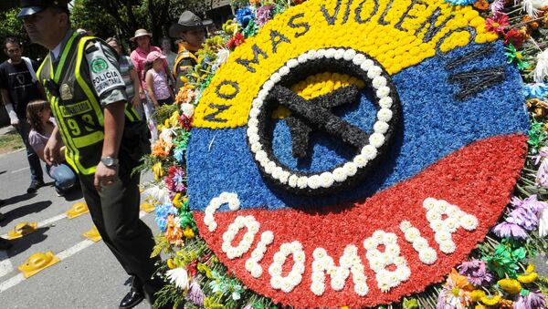 Em 1 de agosto de 2009, no Festival das Flores em Medellín (capital do departamento de Antioquia), foi mostrada esta silleta com a inscrição Não mais violência na Colômbia - Sputnik Brasil