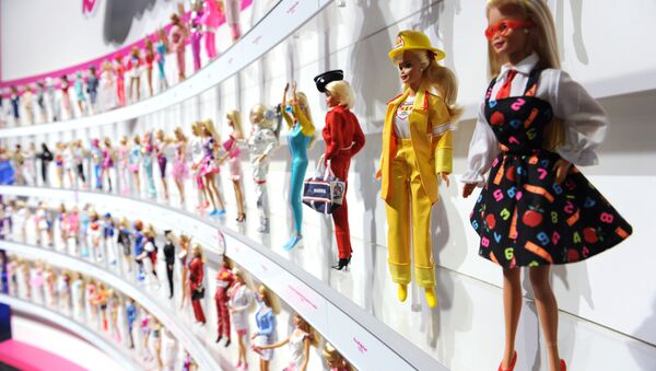Parede de bonecas Barbie na feira de bonecas em Nova Iorque, EUA, 2010 - Sputnik Brasil