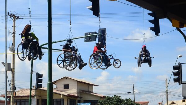 Em 3 de março de 2016, deficientes físicos bolivianos se fizeram suspender de uma ponte em Cochabamba - Sputnik Brasil