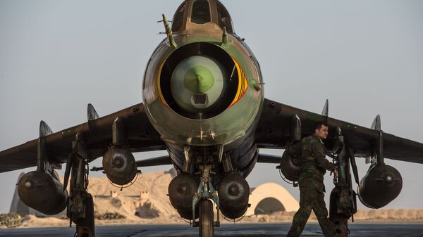 Avião Su-22 na base da Força Aérea síria na província de Homs, Síria, 21 de fevereiro de 2016 - Sputnik Brasil