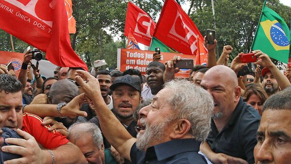 Ex-Presidente Lula entre militantes do PT - Sputnik Brasil