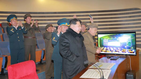 North Korean leader Kim Jong Un reacts as he watches a long range rocket launch in this undated photo released by North Korea's Korean Central News Agency (KCNA) in Pyongyang February 7, 2016. - Sputnik Brasil