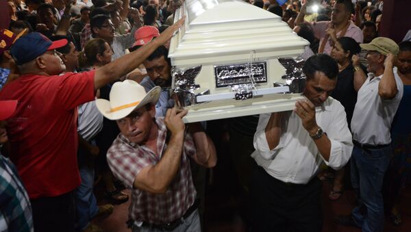Parentes e amigos carregam o caixão de Berta Cáceres - Sputnik Brasil