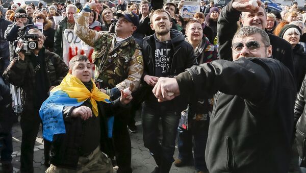 Manifestantes em Kiev atiram ovos contra embaixada russa - Sputnik Brasil