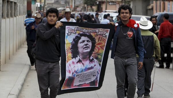 Homens carregam imagem de Berta Cáceres em funeral da líder indígena assassinada em Honduras - Sputnik Brasil