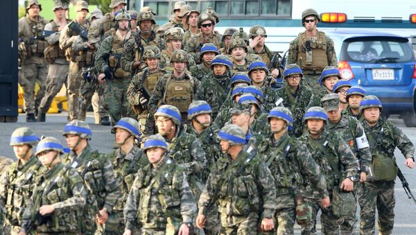 Militares sul-coreanos e norte-americanos durante exercícios militares conjuntos da Coreia do Sul e EUA, cidade portuária de Pohang, Coreia do Sul, 7 de março de 2016 - Sputnik Brasil