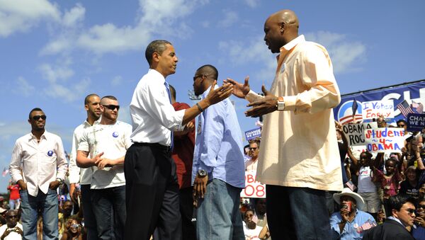 Barack Obama em 2008, sendo senador de Illinois e candidato à presidência, saúda os jogadores e treinadores do Tampa Bay Rays - Sputnik Brasil