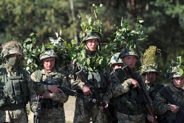 Militares ucranianos participam dos exercícios Rapid Trident realizados pela OTAN, oeste da Ucrânia, setembro de 2014 - Sputnik Brasil