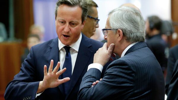 David Cameron (E), primeiro ministro britânico, conversa com Jean-Claude Juncker, presidente da Comissão Europeia - Sputnik Brasil