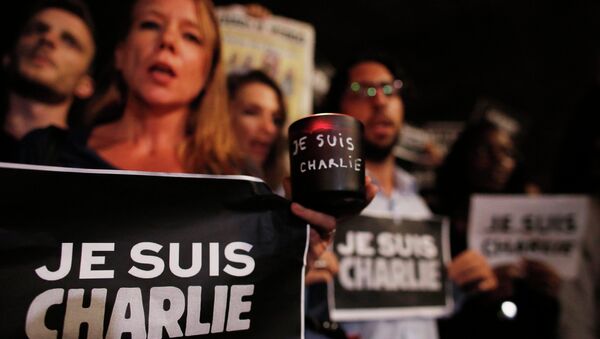 Vigília pelas vítimas do atentado do jornal satírico Charlie Hebdo - Sputnik Brasil