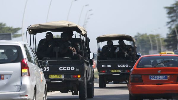 Security forces drive towards Grand Bassam in Abidjan, Ivory Coast, March 13, 2016 - Sputnik Brasil