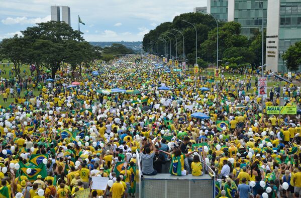 Povo toma rua na Esplanada dos Ministérios em protesto contra a presidente do Brasil, Dilma Rousseff - Sputnik Brasil