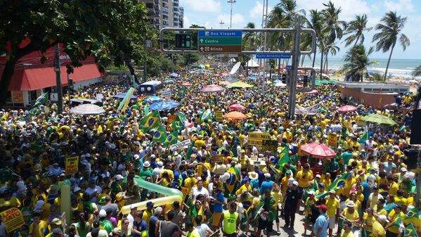 No Recife, a Praia de Boa Viagem fica lotada com os protestos contra a presidente do Brasil, Dilma Rousseff - Sputnik Brasil