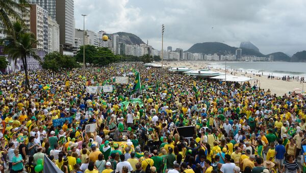 No Rio de Janeiro, a Avenida Atlântica e a Praia de Copacabana concentram protestos contra a presidente do Brasil, Dilma Rousseff - Sputnik Brasil
